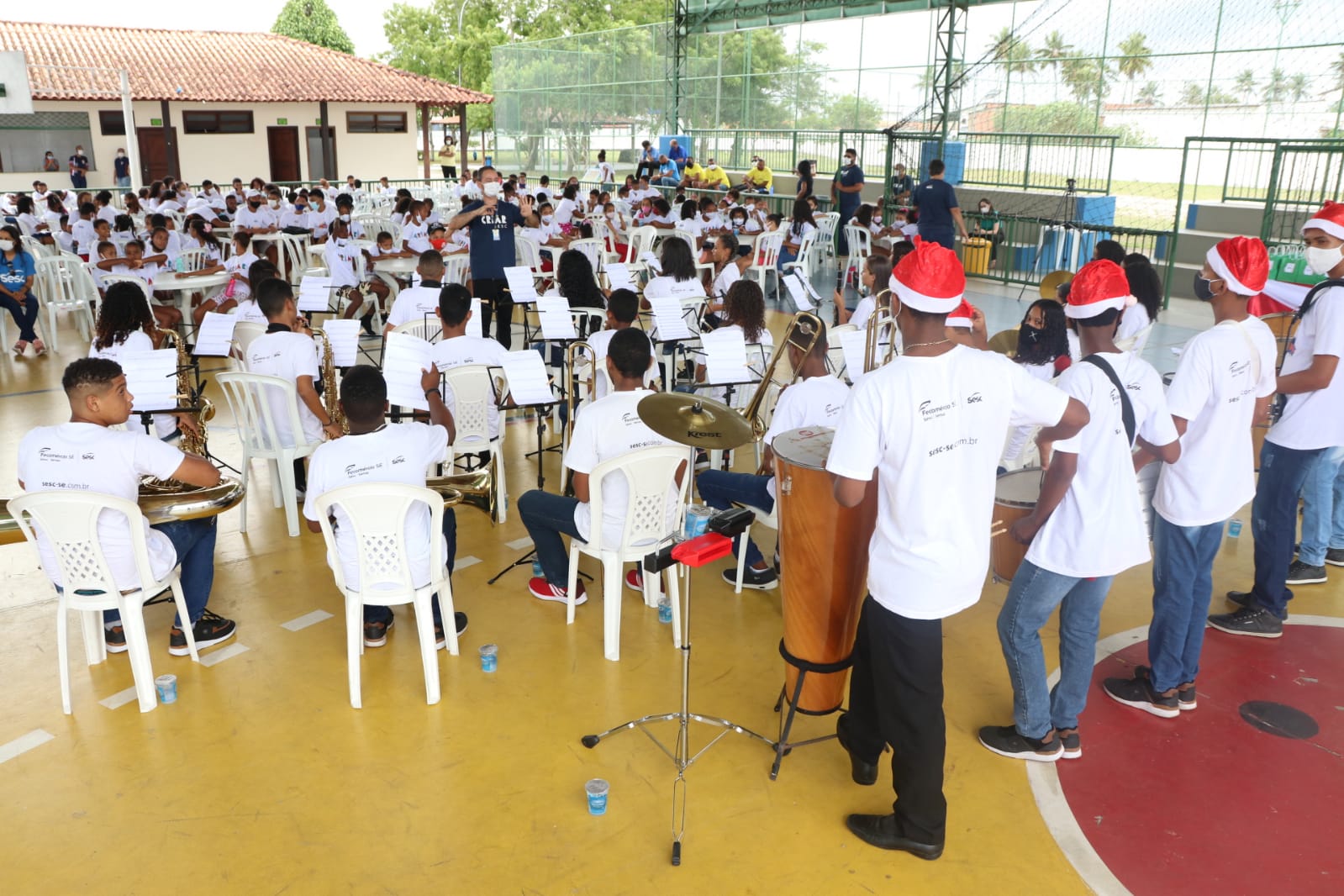 Crianças e jovens do Sesc Ler Indiaroba participam de confraternização