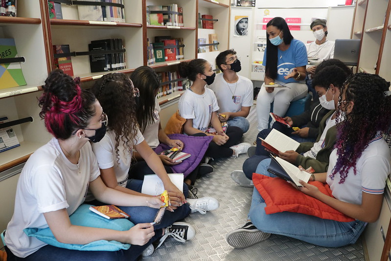 BiblioSesc promove o incentivo à leitura para jovens de escola pública