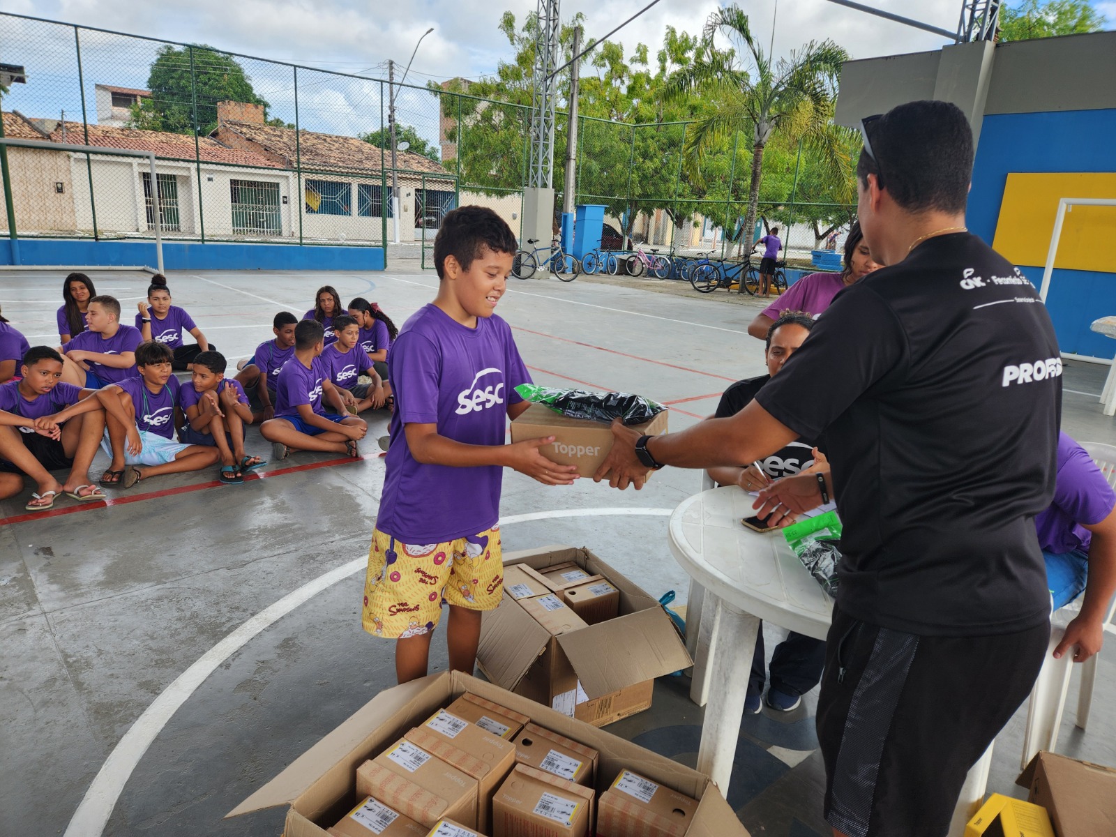Sesc Sergipe entrega chuteiras para crianças e jovens de projeto na Piabeta