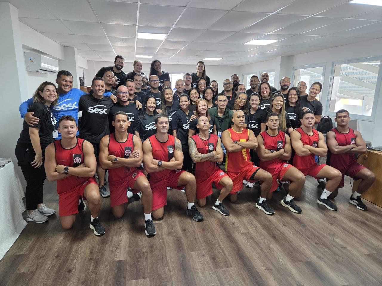 Equipe do Sesc Sergipe recebe treinamento para resgate em piscina